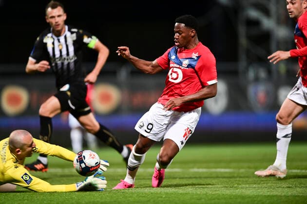 Jonathan David (Losc) vs PAUL BERNARDONI (Angers) FOOTBALL : Sco Angers vs LOSC - 38e journee Ligue 1 Uber Eats - 23 05 2021 JBAutissier Panoramic 