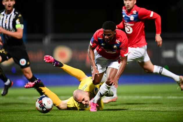 Jonathan David (Losc) vs PAUL BERNARDONI (Angers) FOOTBALL : Sco Angers vs LOSC - 38e journee Ligue 1 Uber Eats - 23 05 2021 JBAutissier Panoramic 