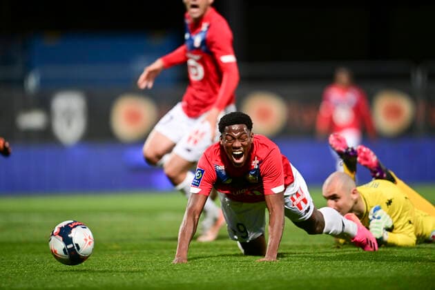 Jonathan David (Losc) vs PAUL BERNARDONI (Angers) FOOTBALL : Sco Angers vs LOSC - 38e journee Ligue 1 Uber Eats - 23 05 2021 JBAutissier Panoramic 