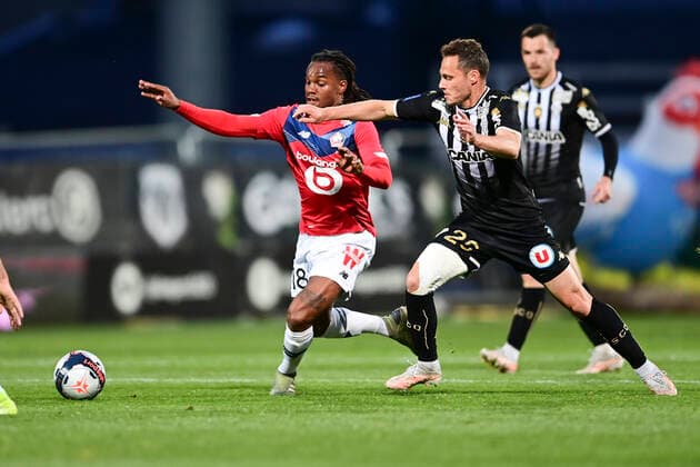 Renato Sanches (Losc) vs Vincent Manceau (Angers) FOOTBALL : Sco Angers vs LOSC - 38e journee Ligue 1 Uber Eats - 23 05 2021 JBAutissier Panoramic 