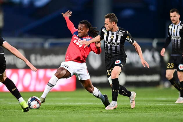 Renato Sanches (Losc) vs Vincent Manceau (Angers) FOOTBALL : Sco Angers vs LOSC - 38e journee Ligue 1 Uber Eats - 23 05 2021 JBAutissier Panoramic 