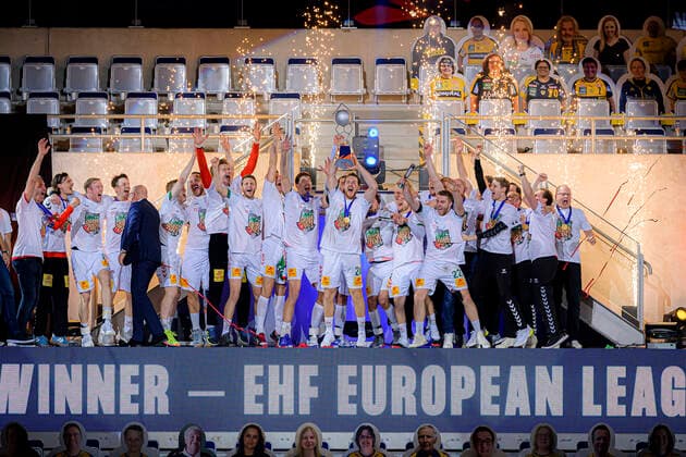 Bilder des Jahres 2021, Sport 05 Mai Sport Themen der Woche KW20 Mannheim, Deutschland 23. Mai 2021: EHF European League Men Finals 2021 - Finale - SC Magdbeurg - Füchse Berlin Christian O Sullivan (SC Magdeburg) mit dem Siegerpokal, Schlussjubel Schlußjubel Emotion Freude Mannheim SAP Arena Baden-Württemberg Deutschland *** Mannheim, Germany 23 May 2021 EHF European League Men Finals 2021 Final SC Magdbeurg Füchse Berlin Christian O Sullivan SC Magdeburg with the winners trophy, final cheers emotion joy Mannheim SAP Arena Baden Württemberg Germany