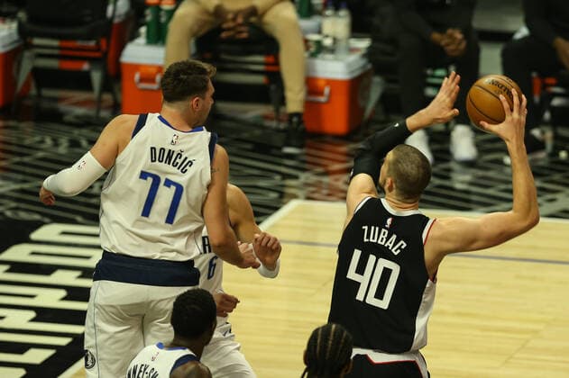LOS ANGELES, CA - MAY 22: LA Clippers center Ivica Zubac (40) shoots in the paint during the Dallas Mavericks NBA, Basketball Herren, USA first round Playoff basketball game against the Los Angeles Clippers on May 22, 2021, at Staples Center in Los Angeles, CA. (Photo by Jevone Moore Icon Sportswire) NBA: MAY 22 Mavericks at Clippers Icon210522013