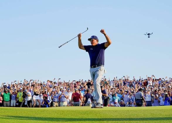 Bilder des Jahres 2021, Sport 05 Mai Sport Themen der Woche KW20 Sport Bilder des Tages Golf: PGA, Golf Herren Championship Phil Mickelson of the United States celebrates after becoming the oldest major winner in golf history at 50 at the PGA Championship on May 23, 2021, on the Ocean Course at Kiawah Island in South Carolina. 