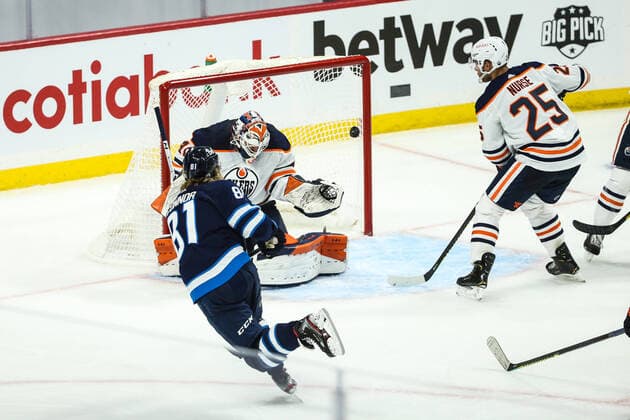 Bilder des Jahres 2021, Sport 05 Mai Sport Themen der Woche KW20 Sport Bilder des Tages WINNIPEG, MB - MAY 23: Edmonton Oilers goalie Mike Smith (41) makes a save on a shot by Winnipeg Jets forward Kyle Connor (81) during game three of a first round Stanley Cup Playoff series between the Winnipeg Jets and the Edmonton Oilers on May 23, 2021 at the Bell MTS Place in Winnipeg MB. (Photo by Terrence Lee Icon Sportswire) NHL, Eishockey Herren, USA MAY 23 Stanley Cup Playoffs First Round - Oilers at Jets Icon21052321