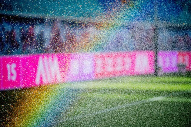 Blick auf den Rasen mit einem Regenbogen durch den Wassersprenger RB Leipzig - VfL Wolfsburg 2:2 16. Mai 2021: Leipzig, Red Bull Arena Fussball 1. Bundesliga, 33. Spieltag. RB Leipzig - VfL Wolfsburg 2:2