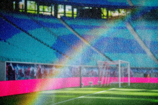 Blick auf den Rasen mit einem Regenbogen durch den Wassersprenger RB Leipzig - VfL Wolfsburg 2:2 16. Mai 2021: Leipzig, Red Bull Arena Fussball 1. Bundesliga, 33. Spieltag. RB Leipzig - VfL Wolfsburg 2:2