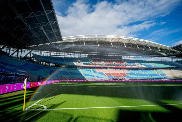 Blick auf den Rasen mit einem Regenbogen durch den Wassersprenger RB Leipzig - VfL Wolfsburg 2:2 16. Mai 2021: Leipzig, Red Bull Arena Fussball 1. Bundesliga, 33. Spieltag. RB Leipzig - VfL Wolfsburg 2:2