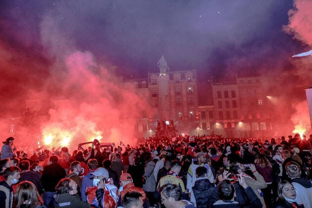 Fußball, Fans des OSC Lille feiern den Gewinn der französischen Meisterschaft Les supporters de Lille fetent le titre de champion de france du LOSC sur la Grand Place le 23 mai 2021 Lille fans celebrate LOSC Lille title at the Grand Place on 23 May 2021 FOOTBALL : Les supporters de Lille fetent le titre du LOSC sur la Grand Place - lille - 23 05 2021 VANSTEENKISTE BESTIMAGE PANO  00525872_000029