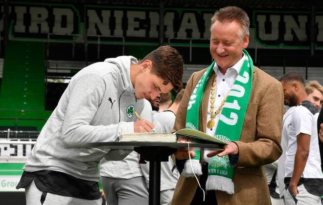 24.05.2021 - Fussball - Saison 2020 2021 - 2. Fussball - Bundesliga - SpVgg Greuther Fürth ( Kleeblatt ) - Aufstieg Aufsteiger in die erste Bundesliga - Eintrag in das goldene Buch der Stadt Fürth - Elias Kratzer (29, SpVgg Greuther Fürth ) trägt sich ins Goldene Buch ein - Dr. Thomas Jung (Oberbürgermeister Stadt Fürth Vorsitzender Wirtschaftsbeirat SpVgg Greuther Fürth )