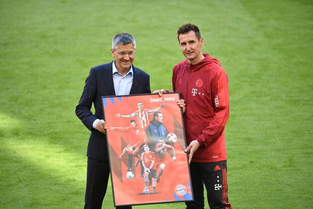 Abschied von Co-Trainer Miroslav KLOSE r. (M) durch Herbert HAINER (Praesident, M). Fussball 1. Bundesliga, 34.Spieltag, FC Bayern Muenchen - FC Augsburg, am 22.05.2021 in Muenchen Deutschland. Foto: Frank Hoermann SVEN SIMON POOL DFL regulations prohibit any use of photographs as image sequences and or quasi-video Editorial Use ONLY National and International News Agencies OUT
