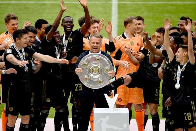 Jubel Team M mit der deutschen Meisterschale, die Trainer Hans-Dieter Hansi FLICK (M) haelt. Fussball 1. Bundesliga, 34.Spieltag, FC Bayern Muenchen - FC Augsburg, am 22.05.2021 in Muenchen Deutschland. Foto: Frank Hoermann SVEN SIMON POOL DFL regulations prohibit any use of photographs as image sequences and or quasi-video Editorial Use ONLY National and International News Agencies OUT