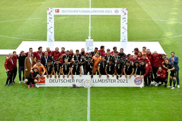 Team M deutscher Meister 2020 2021, Mannschaftsfoto Fussball 1. Bundesliga, 34.Spieltag, FC Bayern Muenchen - FC Augsburg, am 22.05.2021 in Muenchen Deutschland. Foto: Frank Hoermann SVEN SIMON POOL DFL regulations prohibit any use of photographs as image sequences and or quasi-video Editorial Use ONLY National and International News Agencies OUT