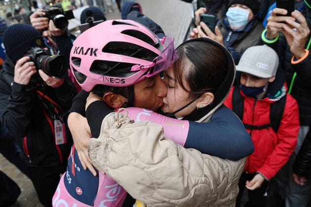 Sport Bilder des Tages Photo Marco Alpozzi LaPresse May 24, 2021 Cortina D Ampezzo, Italy Cycling Giro d Italia 2021 - 104th edition - Stage 16 - from Sacile to Cortina D Ampezzo In the pic: BERNAL GOMEZ Egan Arley (COL) (INEOS GRENADIERS) pink jersey and stage winner, with his wife  Copyright: xMarcoxAlpozzi LaPressex