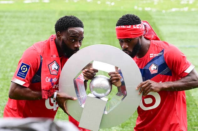 Bilder des Jahres 2021, Sport 05 Mai Sport Themen der Woche KW21 Sport Bilder des Tages Joie des joueurs du LOSC brandissant le trophee Hexagoal du vainqueur du championnat de France de Ligue 1 saison 2020 2021 Jonathan Bamba (Losc) Jonathan Ikone (Losc) FOOTBALL : Remise du Trophee aux joueurs du LOSC - Ligue 1 Uber Eats - 24 05 2021 JBAutissier Panoramic 