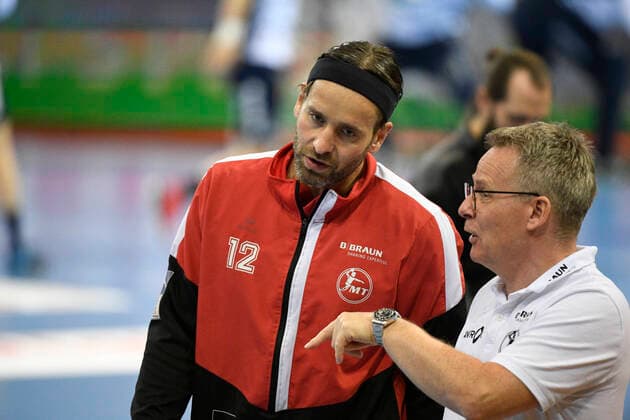 Im Gespräch: Silvio Heinevetter (MT Melsungen, 12) mit Melsungen-Trainer Gudmundur Gudmundsson, Handball-Bundesliga, Männer, 29. Spieltag, SG Flensburg-Handewitt vs HSG Wetzlar, 24.05.21 Flensburg Flens-Arena Schleswig-Holstein Germany