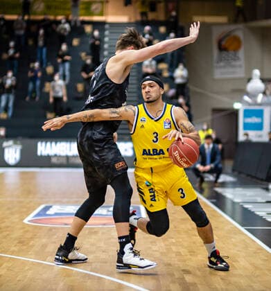 Maik Kotsar (Towers),Peyton Siva (Alba) 24.05.21, Hamburg Towers vs. Alba Berlin, Hamburg-Wilhelmsburg, edel-optics Arena, easyCredit BBL, Basketball Bundesliga, Saison 2020 2021, Play-Off Viertelfinale, 3. Spiel Â