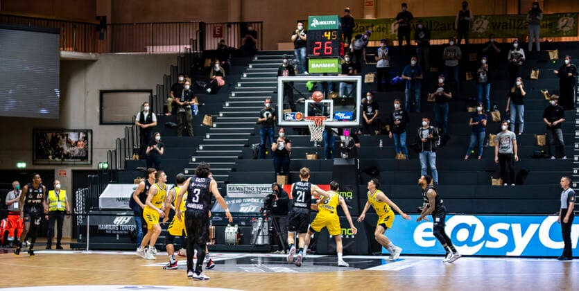 Erstens Play-Off Spiel der Towers vor eigenen Fans 24.05.21, Hamburg Towers vs. Alba Berlin, Hamburg-Wilhelmsburg, edel-optics Arena, easyCredit BBL, Basketball Bundesliga, Saison 2020 2021, Play-Off Viertelfinale, 3. Spiel Â