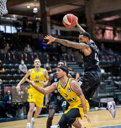 Peyton Siva (Alba), Bryce Taylor (Towers) 24.05.21, Hamburg Towers vs. Alba Berlin, Hamburg-Wilhelmsburg, edel-optics Arena, easyCredit BBL, Basketball Bundesliga, Saison 2020 2021, Play-Off Viertelfinale, 3. Spiel Â