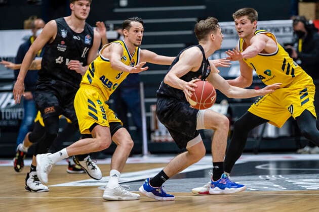 Marcus Eriksson (Alba), Justus Hollatz (Towers), Ben Lammers (Alba) 24.05.21, Hamburg Towers vs. Alba Berlin, Hamburg-Wilhelmsburg, edel-optics Arena, easyCredit BBL, Basketball Bundesliga, Saison 2020 2021, Play-Off Viertelfinale, 3. Spiel Â