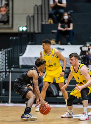TJ Shorts (Towers), Jonas Mattisseck (Alba) 24.05.21, Hamburg Towers vs. Alba Berlin, Hamburg-Wilhelmsburg, edel-optics Arena, easyCredit BBL, Basketball Bundesliga, Saison 2020 2021, Play-Off Viertelfinale, 3. Spiel Â
