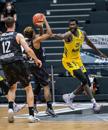 TJ Shorts (Towers), Christ Koumadje (Alba) 24.05.21, Hamburg Towers vs. Alba Berlin, Hamburg-Wilhelmsburg, edel-optics Arena, easyCredit BBL, Basketball Bundesliga, Saison 2020 2021, Play-Off Viertelfinale, 3. Spiel Â