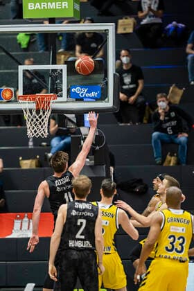 Maik Kotsar (Towers), Marcus Eriksson (Alba) 24.05.21, Hamburg Towers vs. Alba Berlin, Hamburg-Wilhelmsburg, edel-optics Arena, easyCredit BBL, Basketball Bundesliga, Saison 2020 2021, Play-Off Viertelfinale, 3. Spiel Â