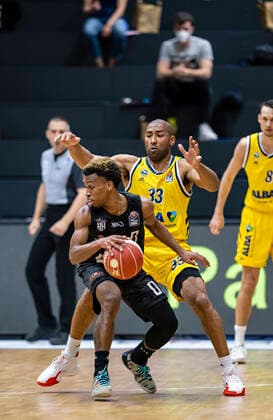TJ Shorts (Towers), Jayson Granger (Alba) 24.05.21, Hamburg Towers vs. Alba Berlin, Hamburg-Wilhelmsburg, edel-optics Arena, easyCredit BBL, Basketball Bundesliga, Saison 2020 2021, Play-Off Viertelfinale, 3. Spiel Â