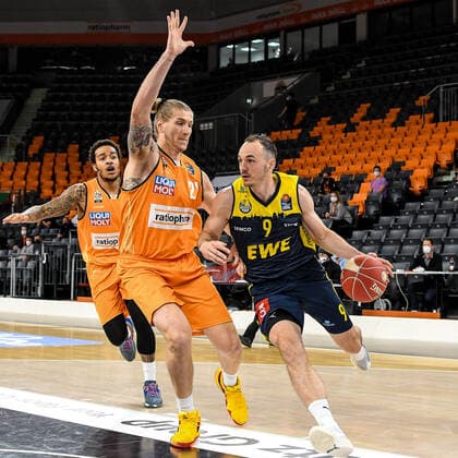 GER, BBL, Play-offs, ratiopharm ulm vs EWE Baskets Oldenburg 24.05.2021, ratiopharm arena, Neu-Ulm, GER, BBL, Play-offs, ratiopharm ulm vs EWE Baskets Oldenburg, im Bild Karsten Tadda (Oldenburg, 9) kann sich gegen Dylan Osetkowski (Ulm, 21) nicht durchsetzen