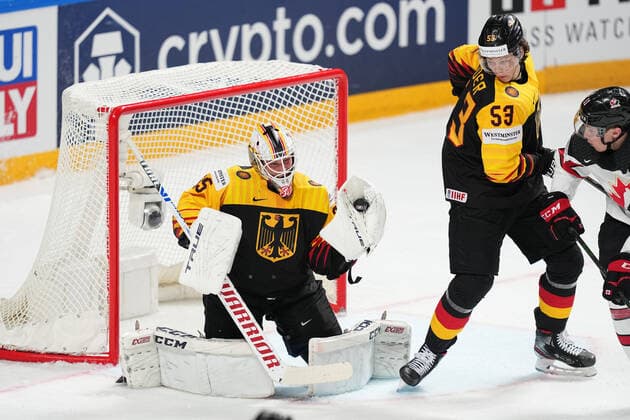 24.05.2021, Riga, Arena Riga, Germany vs Canada (2021 IIHF Ice hockey, Eishockey World Championship, WM, Weltmeisterschaft , glove save for goalkeeper Mathias Niederberger (Germany) Riga Riga Latvia Copyright: xJustPictures.ch JarixPestelaccix