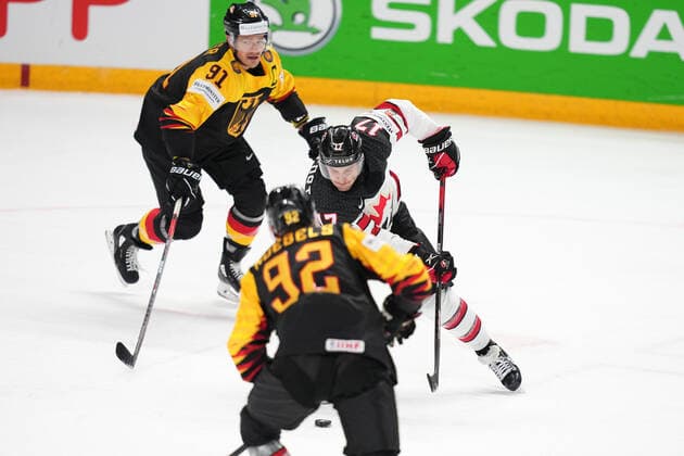 24.05.2021, Riga, Arena Riga, Germany vs Canada (2021 IIHF Ice hockey, Eishockey World Championship, WM, Weltmeisterschaft , 17 Justin Danforth (Canada) try a backhand shoot Riga Riga Latvia Copyright: xJustPictures.ch JarixPestelaccix