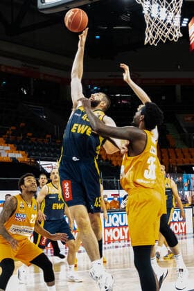 Sport Bilder des Tages Nathan Boothe (EWE Baskets Oldenburg 45), Aric Holman (Ratiopharm Ulm 35), Troy Caupain (Ratiopharm Ulm 23) Ratiopharm Ulm vs. EWE Baskets Oldenburg, Playoffs Spiel 3, Viertelfinale, Saison 2020 21, 24.05.2021 Ratiopharm Ulm vs. EWE Baskets Oldenburg, Playoffs Spiel 3, Viertelfinale Neu-Ulm Copyright: xEibner-Pressefoto RogerxBuerkex EP_EER