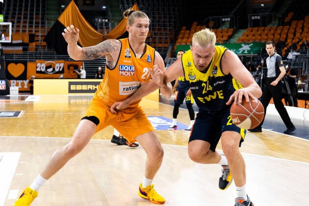 Rasid Mahalbasic (EWE Baskets Oldenburg 24), Dylan Osetkowski (Ratiopharm Ulm 21) Ratiopharm Ulm vs. EWE Baskets Oldenburg, Playoffs Spiel 3, Viertelfinale, Saison 2020 21, 24.05.2021 Ratiopharm Ulm vs. EWE Baskets Oldenburg, Playoffs Spiel 3, Viertelfinale Neu-Ulm Copyright: xEibner-Pressefoto RogerxBuerkex EP_EER
