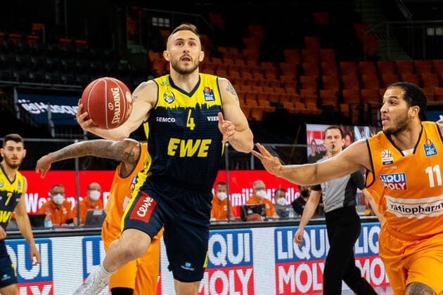 Keith Hornsby (EWE Baskets Oldenburg 04), Isaiah Wilkins (Ratiopharm Ulm 11) Ratiopharm Ulm vs. EWE Baskets Oldenburg, Playoffs Spiel 3, Viertelfinale, Saison 2020 21, 24.05.2021 Ratiopharm Ulm vs. EWE Baskets Oldenburg, Playoffs Spiel 3, Viertelfinale Neu-Ulm Copyright: xEibner-Pressefoto RogerxBuerkex EP_EER