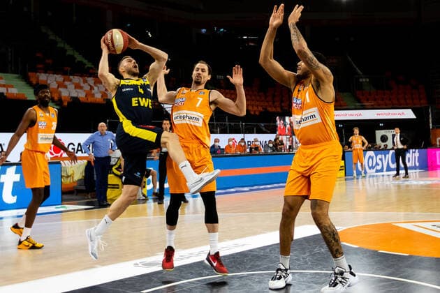 Keith Hornsby (EWE Baskets Oldenburg 04), John Petrucelli (Ratiopharm Ulm 07), Isaiah Wilkins (Ratiopharm Ulm 11) Ratiopharm Ulm vs. EWE Baskets Oldenburg, Playoffs Spiel 3, Viertelfinale, Saison 2020 21, 24.05.2021 Ratiopharm Ulm vs. EWE Baskets Oldenburg, Playoffs Spiel 3, Viertelfinale Neu-Ulm Copyright: xEibner-Pressefoto RogerxBuerkex EP_EER