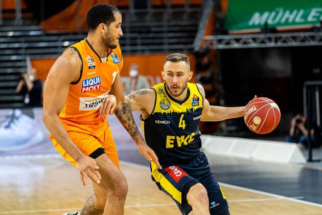 Keith Hornsby (EWE Baskets Oldenburg 04), Isaiah Wilkins (Ratiopharm Ulm 11) Ratiopharm Ulm vs. EWE Baskets Oldenburg, Playoffs Spiel 3, Viertelfinale, Saison 2020 21, 24.05.2021 Ratiopharm Ulm vs. EWE Baskets Oldenburg, Playoffs Spiel 3, Viertelfinale Neu-Ulm Copyright: xEibner-Pressefoto RogerxBuerkex EP_EER
