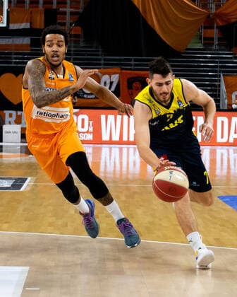 Troy Caupain (Ratiopharm Ulm 23), Sebastian Herrera (EWE Baskets Oldenburg 07) Ratiopharm Ulm vs. EWE Baskets Oldenburg, Playoffs Spiel 3, Viertelfinale, Saison 2020 21, 24.05.2021 Ratiopharm Ulm vs. EWE Baskets Oldenburg, Playoffs Spiel 3, Viertelfinale Neu-Ulm Copyright: xEibner-Pressefoto RogerxBuerkex EP_EER