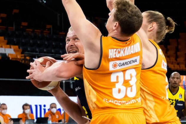 Rasid Mahalbasic (EWE Baskets Oldenburg 24), vs Patrick Heckmann (Ratiopharm Ulm 33), Dylan Osetkowski (Ratiopharm Ulm 21) Ratiopharm Ulm vs. EWE Baskets Oldenburg, Playoffs Spiel 3, Viertelfinale, Saison 2020 21, 24.05.2021 Ratiopharm Ulm vs. EWE Baskets Oldenburg, Playoffs Spiel 3, Viertelfinale Neu-Ulm Copyright: xEibner-Pressefoto RogerxBuerkex EP_EER