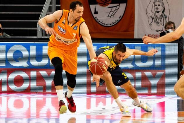 John Petrucelli (Ratiopharm Ulm 07) vs. Braydon Hobbs (EWE Baskets Oldenburg 03) Ratiopharm Ulm vs. EWE Baskets Oldenburg, Playoffs Spiel 3, Viertelfinale, Saison 2020 21, 24.05.2021 Ratiopharm Ulm vs. EWE Baskets Oldenburg, Playoffs Spiel 3, Viertelfinale Neu-Ulm Copyright: xEibner-Pressefoto RogerxBuerkex EP_EER