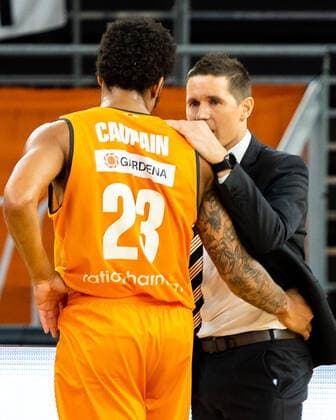 Jaka Lakovic (Ratiopharm Ulm Trainer) bespricht sich mit Troy Caupain (Ratiopharm Ulm 23) Ratiopharm Ulm vs. EWE Baskets Oldenburg, Playoffs Spiel 3, Viertelfinale, Saison 2020 21, 24.05.2021 Ratiopharm Ulm vs. EWE Baskets Oldenburg, Playoffs Spiel 3, Viertelfinale Neu-Ulm Copyright: xEibner-Pressefoto RogerxBuerkex EP_EER