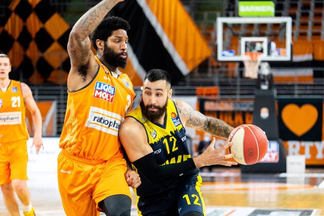 Martin Breunig (EWE Baskets Oldenburg 12) vs Trey Landers (Ratiopharm Ulm 03) Ratiopharm Ulm vs. EWE Baskets Oldenburg, Playoffs Spiel 3, Viertelfinale, Saison 2020 21, 24.05.2021 Ratiopharm Ulm vs. EWE Baskets Oldenburg, Playoffs Spiel 3, Viertelfinale Neu-Ulm Copyright: xEibner-Pressefoto RogerxBuerkex EP_EER