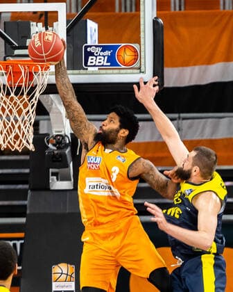 Trey Landers (Ratiopharm Ulm 03) am Korb vs. Nathan Boothe (EWE Baskets Oldenburg 45) Ratiopharm Ulm vs. EWE Baskets Oldenburg, Playoffs Spiel 3, Viertelfinale, Saison 2020 21, 24.05.2021 Ratiopharm Ulm vs. EWE Baskets Oldenburg, Playoffs Spiel 3, Viertelfinale Neu-Ulm Copyright: xEibner-Pressefoto RogerxBuerkex EP_EER