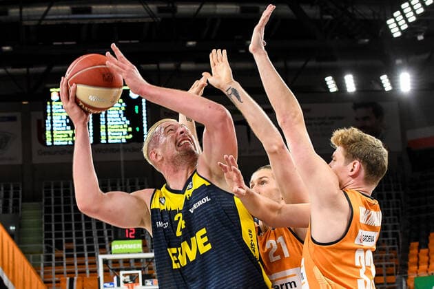 GER, BBL, Play-offs, ratiopharm ulm vs EWE Baskets Oldenburg 24.05.2021, ratiopharm arena, Neu-Ulm, GER, BBL, Play-offs, ratiopharm ulm vs EWE Baskets Oldenburg, im Bild verbissener Einsatz von Rasid Mahalbasic (Oldenburg, 24) gegen Dylan Osetkowski (Ulm, 21) und Patrick Heckmann (Ulm, 33)