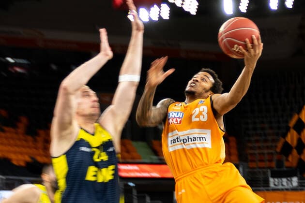 Troy Caupain (Ratiopharm Ulm 23) hebt ab, Rasid Mahalbasic (EWE Baskets Oldenburg 24) Ratiopharm Ulm vs. EWE Baskets Oldenburg, Playoffs Spiel 3, Viertelfinale, Saison 2020 21, 24.05.2021 Ratiopharm Ulm vs. EWE Baskets Oldenburg, Playoffs Spiel 3, Viertelfinale Neu-Ulm Copyright: xEibner-Pressefoto RogerxBuerkex EP_EER