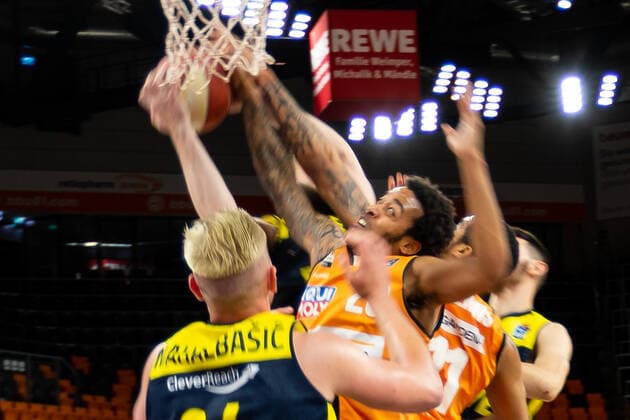 Troy Caupain (Ratiopharm Ulm 23), Rasid Mahalbasic (EWE Baskets Oldenburg 24) Ratiopharm Ulm vs. EWE Baskets Oldenburg, Playoffs Spiel 3, Viertelfinale, Saison 2020 21, 24.05.2021 Ratiopharm Ulm vs. EWE Baskets Oldenburg, Playoffs Spiel 3, Viertelfinale Neu-Ulm Copyright: xEibner-Pressefoto RogerxBuerkex EP_EER