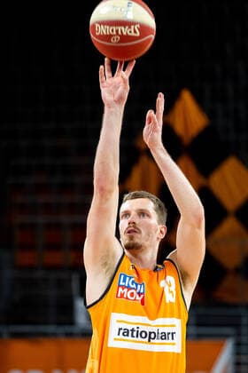 Andreas Obst (Ratiopharm Ulm 13) beim Freiwurf Ratiopharm Ulm vs. EWE Baskets Oldenburg, Playoffs Spiel 3, Viertelfinale, Saison 2020 21, 24.05.2021 Ratiopharm Ulm vs. EWE Baskets Oldenburg, Playoffs Spiel 3, Viertelfinale Neu-Ulm Copyright: xEibner-Pressefoto RogerxBuerkex EP_EER
