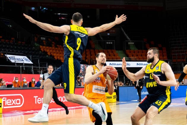 Sebastian Herrera (EWE Baskets Oldenburg 07), John Petrucelli (Ratiopharm Ulm 07), Nathan Boothe (EWE Baskets Oldenburg 45) Ratiopharm Ulm vs. EWE Baskets Oldenburg, Playoffs Spiel 3, Viertelfinale, Saison 2020 21, 24.05.2021 Ratiopharm Ulm vs. EWE Baskets Oldenburg, Playoffs Spiel 3, Viertelfinale Neu-Ulm Copyright: xEibner-Pressefoto RogerxBuerkex EP_EER