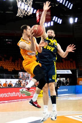 John Petrucelli (Ratiopharm Ulm 07), vs Nathan Boothe (EWE Baskets Oldenburg 45) Ratiopharm Ulm vs. EWE Baskets Oldenburg, Playoffs Spiel 3, Viertelfinale, Saison 2020 21, 24.05.2021 Ratiopharm Ulm vs. EWE Baskets Oldenburg, Playoffs Spiel 3, Viertelfinale Neu-Ulm Copyright: xEibner-Pressefoto RogerxBuerkex EP_EER