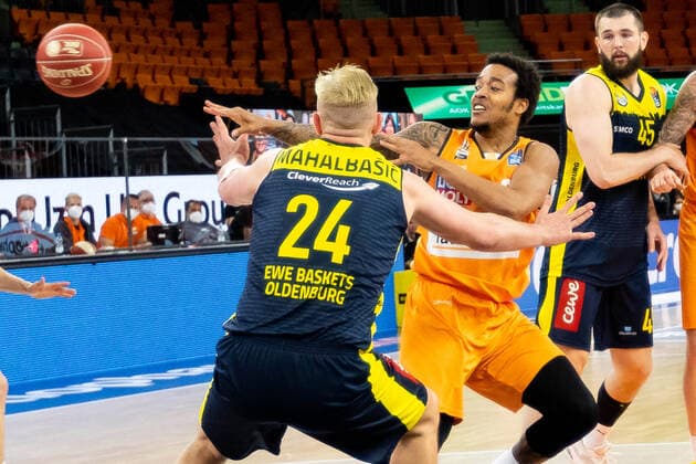 Troy Caupain (Ratiopharm Ulm 23) vs Rasid Mahalbasic (EWE Baskets Oldenburg 24) Ratiopharm Ulm vs. EWE Baskets Oldenburg, Playoffs Spiel 3, Viertelfinale, Saison 2020 21, 24.05.2021 Ratiopharm Ulm vs. EWE Baskets Oldenburg, Playoffs Spiel 3, Viertelfinale Neu-Ulm Copyright: xEibner-Pressefoto RogerxBuerkex EP_EER