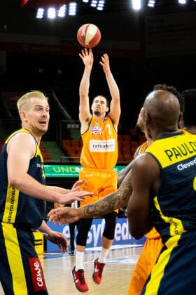 John Petrucelli (Ratiopharm Ulm 07), Rasid Mahalbasic (EWE Baskets Oldenburg 24), Rickey Paulding (EWE Baskets Oldenburg 23) Ratiopharm Ulm vs. EWE Baskets Oldenburg, Playoffs Spiel 3, Viertelfinale, Saison 2020 21, 24.05.2021 Ratiopharm Ulm vs. EWE Baskets Oldenburg, Playoffs Spiel 3, Viertelfinale Neu-Ulm Copyright: xEibner-Pressefoto RogerxBuerkex EP_EER